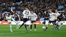 Una fase di Aston Villa-Bologna