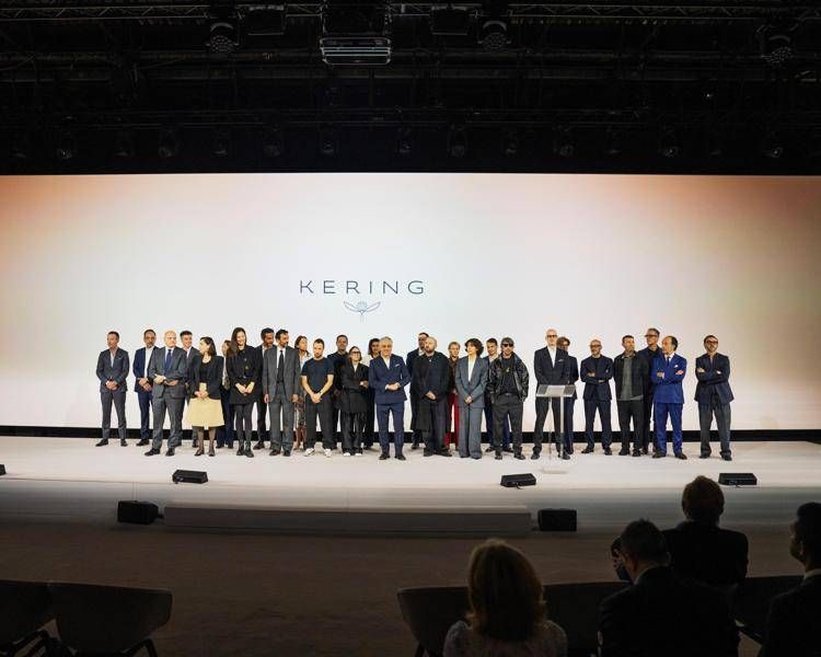 Il team Kering, con il ceo Luca de Meo, creativi e dirigenti sul palco del Capital Markets Day a Firenze