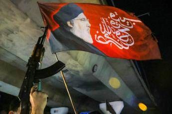 Un sostenitore di Hezbollah impugna un mitra mentre festeggia l'entrata in vigore del cessate il fuoco con Israele - (Afp)