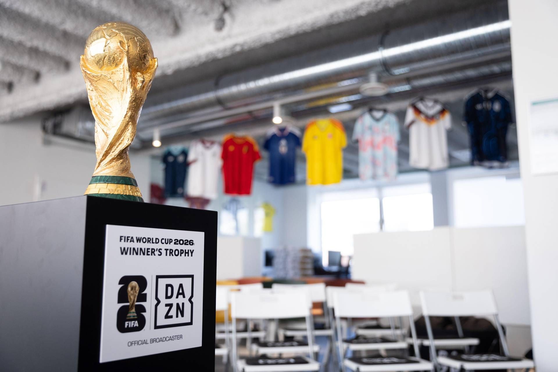 https://www.adnkronos.com/resources/02a4-2068ca544154-b206063c38d3-1000/dazn_fifa_winners_trophy_1_.jpeg
