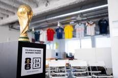 Il trofeo dei Mondiali 2026 fa tappa nella sede milanese di Dazn