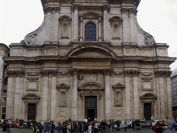 Roma, cadono lastre impalcatura chiesa Sant'Ignazio: ferita 16enne in gita