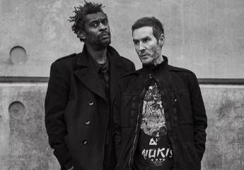 Massive Attack, il ritorno con Tom Waits è un brano contro guerra, militarismo e potere
