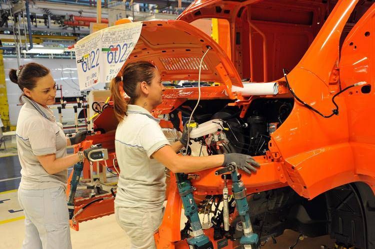Operaie metalmeccaniche al lavoro nello stabilimento Sevel (Stellantis) di Atessa, in provincia di Chieti. - Fotogramma/Ipa