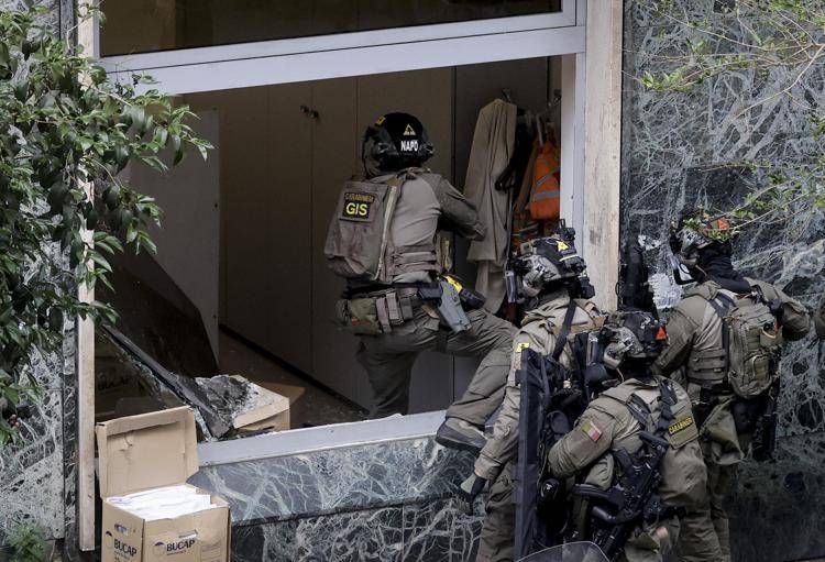 L'irruzione del Gis (Ipa)