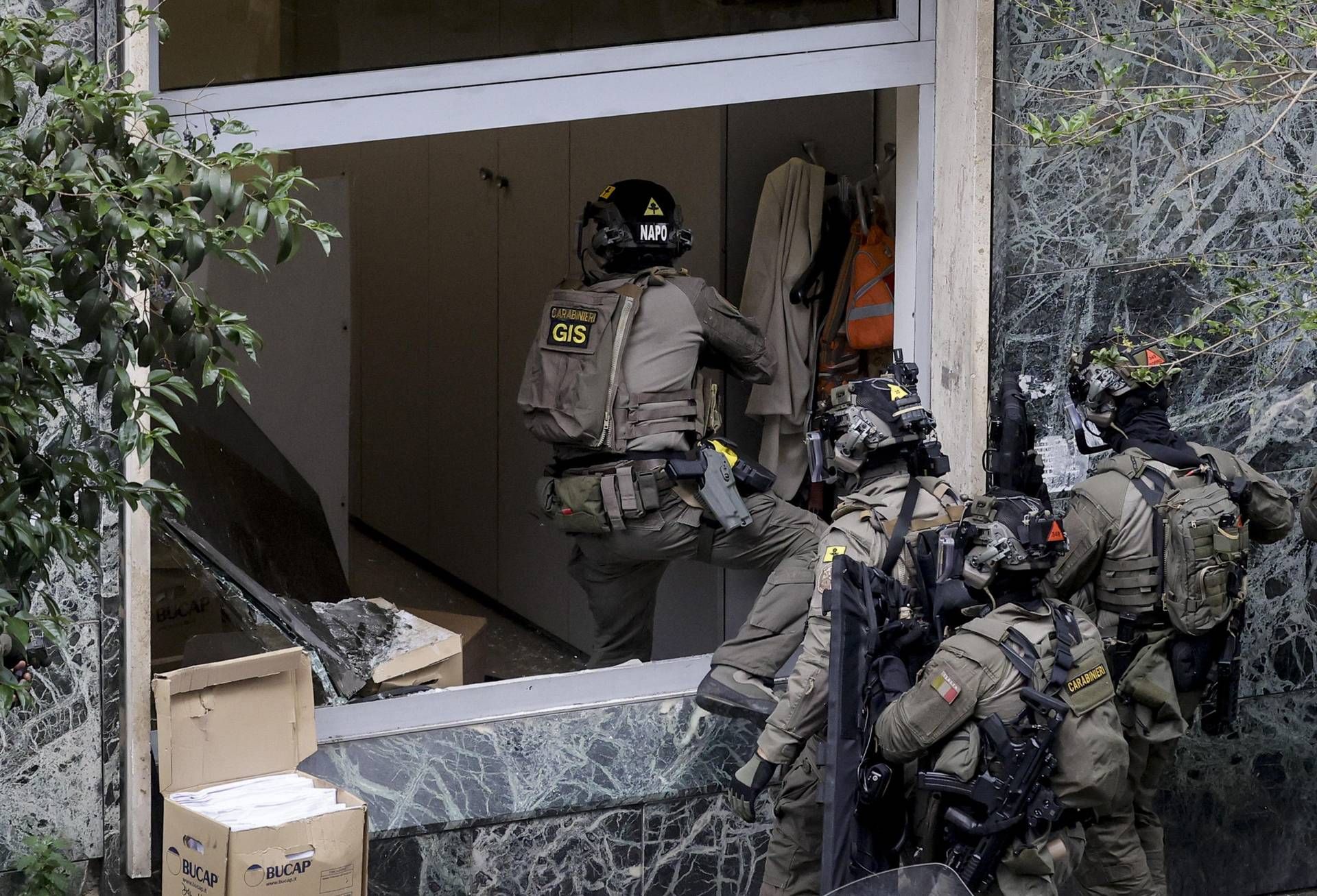 Napoli, rapina con 25 ostaggi: investigatori ricostruiscono via di fuga e arrivo dei banditi