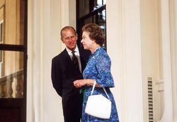 La regina Elisabetta accanto al duca di Edimburgo