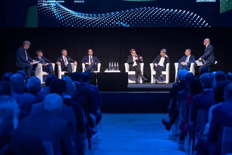 Flotte aziendali, il fisco rallenta il rinnovo. Cresce l’elettrico ma telematica ancora poco diffusa