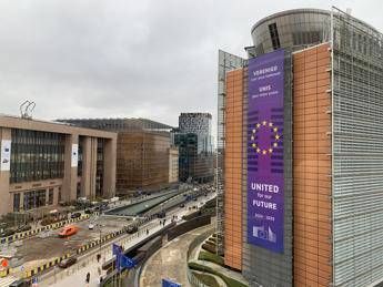 Veduta di palazzo Berlaymont, sulla destra, sede della Commissione Europea, e delle sedi del Consiglio Ue, sulla sinistra, Justus Lipsius ed Europa Building, nel Quartiere Europeo di Bruxelles  - Foto Adnkronos