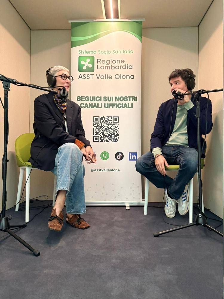 Nella foto (da sinistra) Daniela Bianchi, Dg dell'Asst Valle Olona, e il giornalista e dirigente della Comunicazione Simone Girardin  - (Foto Asst Valle Olona)