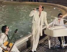 Achille Lauro sorprende Roma: show segreto alla Fontana di Trevi per 'Comuni Immortali' - Video