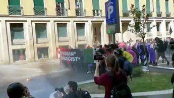 Milano, tensioni a corteo antagonisti: idranti contro manifestanti - Video