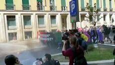 Milano, tensioni a corteo antagonisti: idranti contro manifestanti - Video