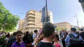 Milano, manifesto Lega 'accoltellato' durante corteo - Video