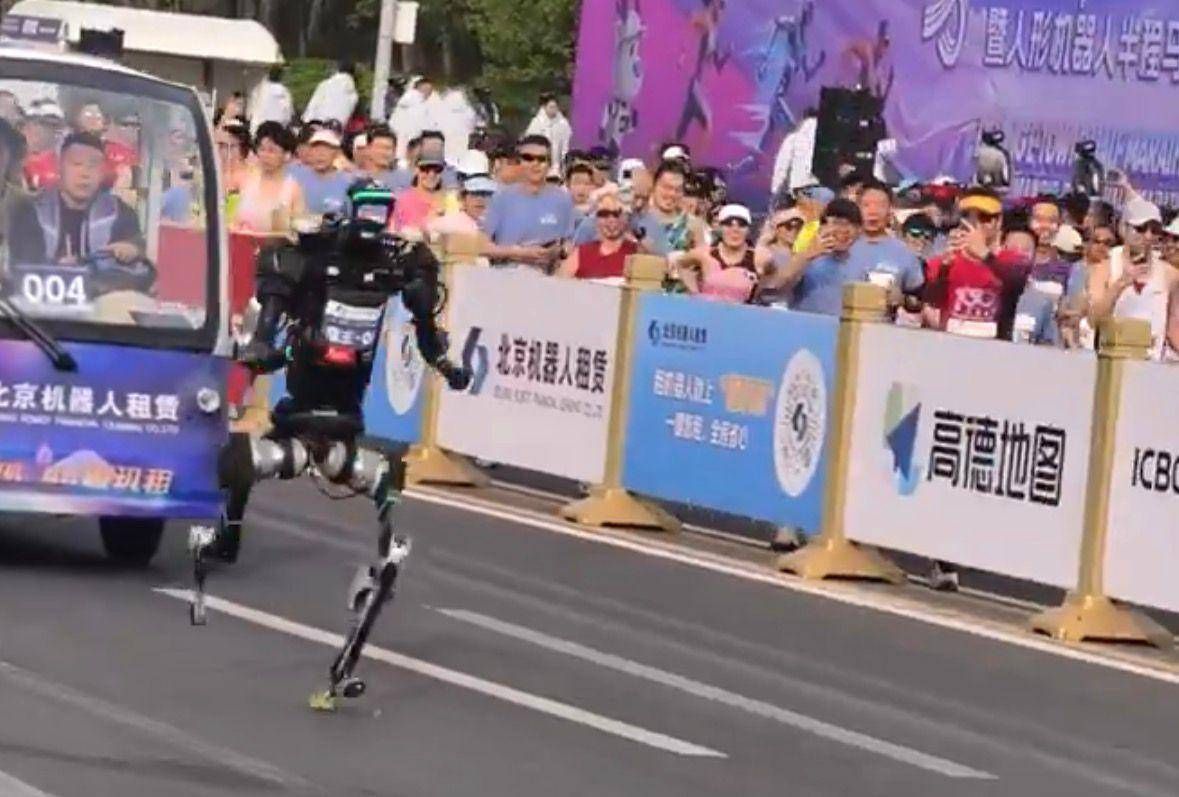 Mezza maratona Pechino, robot vince contro uomini e firma record assurdo. Il video
