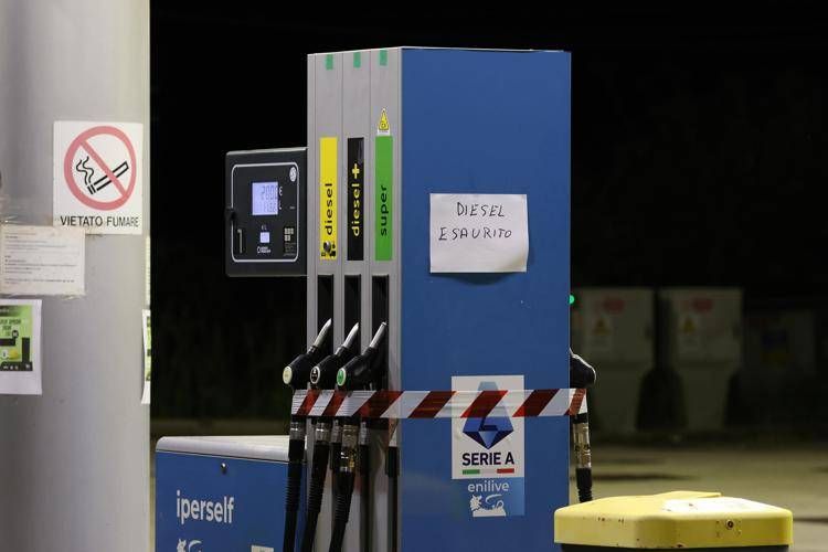 Un distributore a Palermo rimasto senza gasolio.  - Fotogramma/Ipa