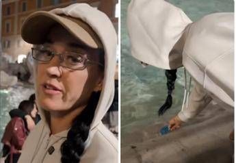 Katy Perry a Roma, senza monetine immerge la carta di credito nella Fontana di Trevi
