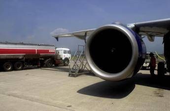 Un aereo in pista attende il rifornimento di carburante  - Fotogramma/Ipa