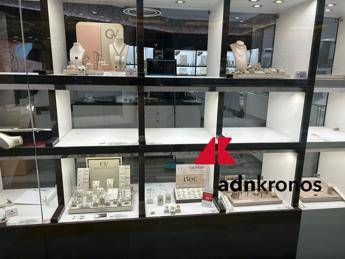 Roma, rapina in gioielleria del centro commerciale Euroma2: irruzione con picconi e fumogeni