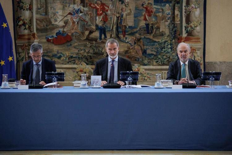 L'ex governatore della Banca di Spagna Pablo Hérnandex de Cos (a sinistra), qui ritratto a fianco del re Filippo VI (al centro), è il candidato migliore per succedere a Christine Lagarde alla guida della Bce, per l'Omfif.  - Fotogramma/Ipa