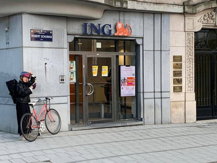 Una filiale del gruppo olandese Ing sulla Rond Point Schuman, a Bruxelles. - Foto Adnkronos