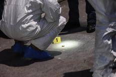 Omicidio in via Coronelli 11, donna trovata morta in casa, rilievi della polizia scientifica (Claudio Furlan, MILANO - 2017-01-15) p.s. la foto e' utilizzabile nel rispetto del contesto in cui e' stata scattata, e senza intento diffamatorio del decoro delle persone rappresentate - FOTOGRAMMA