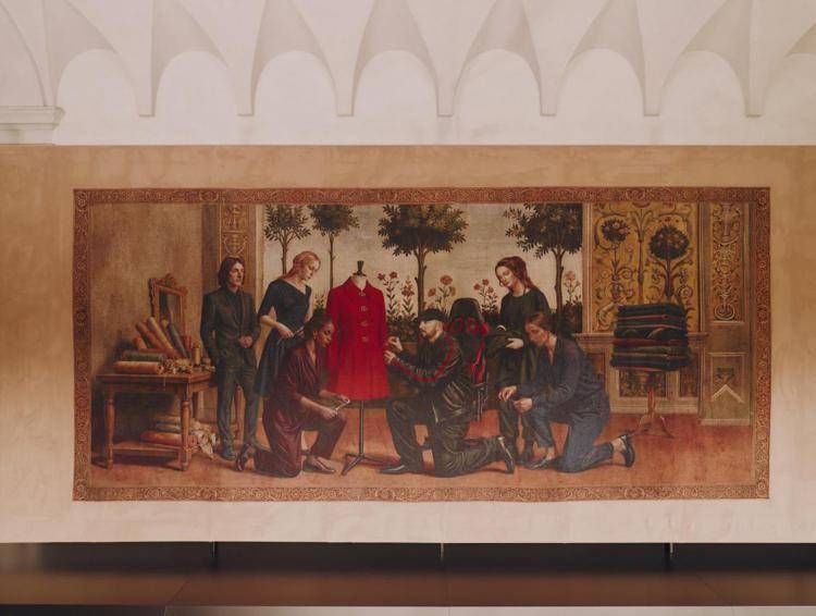 L'ultimo arazzo della mostra 'Gucci Memoria' che raffigura Demna nello studio creativo
