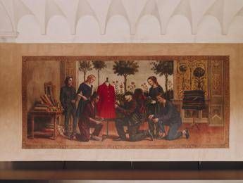 L'ultimo arazzo della mostra 'Gucci Memoria' che raffigura Demna nello studio creativo