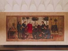 L'ultimo arazzo della mostra 'Gucci Memoria' che raffigura Demna nello studio creativo