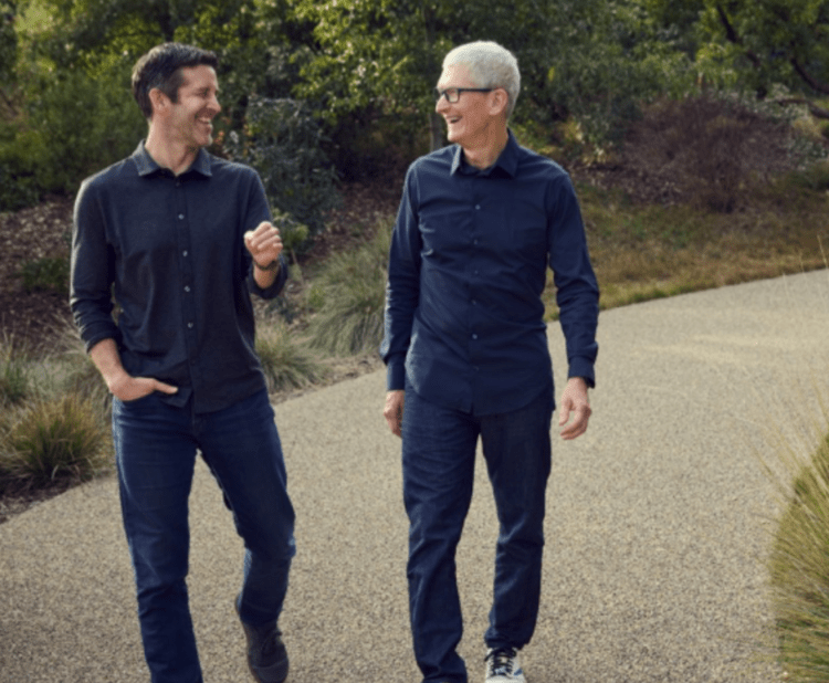 John Ternus (a sinistra) e Tim Cook - Apple