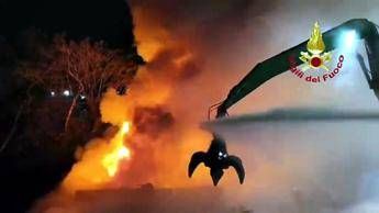 Fiamme a Bollate, decine di Vigili del fuoco al lavoro per spegnere incendio - Video