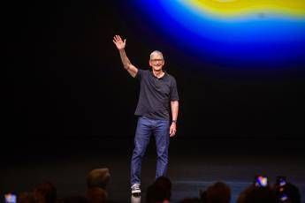 Apple, per il dopo Cook una scelta di continuità e la sfida dell'IA