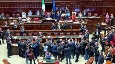 Dl sicurezza, opposizioni occupano banchi governo in segno di protesta - Video