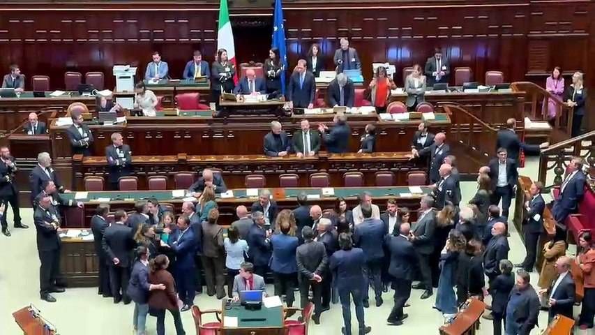 Dl sicurezza, opposizioni occupano banchi governo in segno di protesta