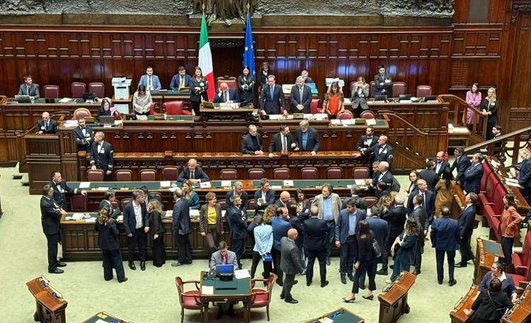 La protesta delle opposizioni in aula