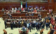 La protesta delle opposizioni in aula