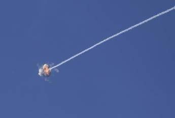 Un missile disintegrato dal sistema Iron Dome israeliano (Fotogramma/Ipa)