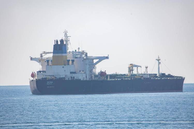 La petroliera della 'flotta ombra' russa 'Deyna' sotto scorta francese al largo di Marsiglia-Fos, dopo essere stata intercettata: il ventesimo pacchetto di sanzioni Ue include una quarantina di navi nella black list.   - Fotogramma/Ipa