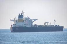 La petroliera della 'flotta ombra' russa 'Deyna' sotto scorta francese al largo di Marsiglia-Fos, dopo essere stata intercettata: il ventesimo pacchetto di sanzioni Ue include una quarantina di navi nella black list.   - Fotogramma/Ipa