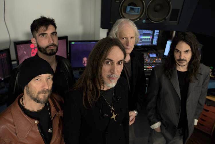 Afterhours, anniversario doppio e tour evento: Agnelli riporta in viaggio 'Quello che non c’è'