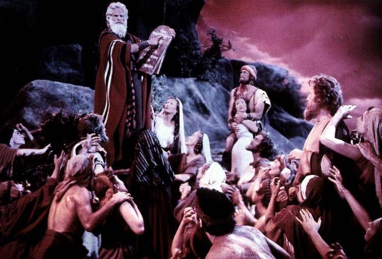 Charlton Heston nel ruolo di Mosè nel film 'I Dieci Comandamenti' - Fotogramma /Ipa