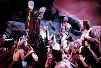 Charlton Heston nel ruolo di Mosè nel film 'I Dieci Comandamenti' - Fotogramma /Ipa