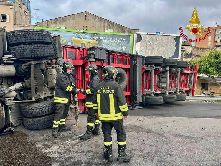 Tir si ribalta a Palermo, due feriti