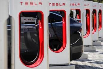 Borsa. Il test trimestrale di Tesla e il dilemma della Bce tra inflazione e crisi energetica