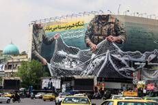 Gigantesco cartellone pubblicitario con la scritta 'Lo Stretto di Hormuz rimane chiuso' in piazza della Rivoluzione a Teheran - (Afp)