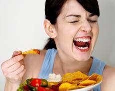 Donna che fa uno spuntino - (123Rf)