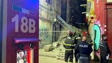 Crolla palazzina disabitata a Napoli, si scava tra le macerie - Video