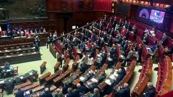 Dl sicurezza, il via libera alla Camera tra proteste e inno di Mameli