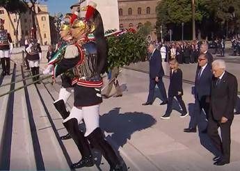 25 aprile, Mattarella rende omaggio all'Altare della Patria