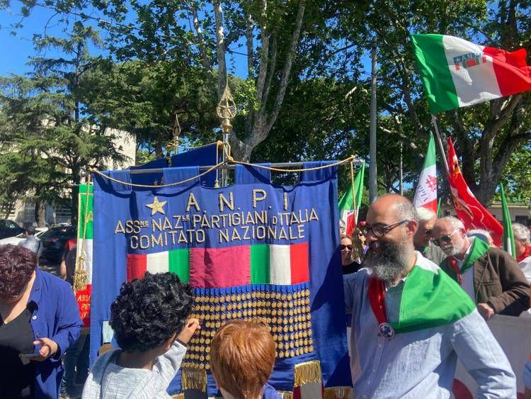 25 aprile, cortei in tutta Italia: momenti di tensione a Roma - Diretta